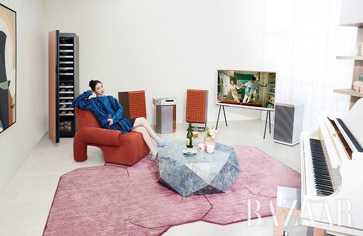 삼성 더 세리프, 비스포크 큐브 에어는 모두 삼성전자. 선반과 스툴은 박진일 작가의 작품. 니트와 스커트는 모두 Ports 1961.