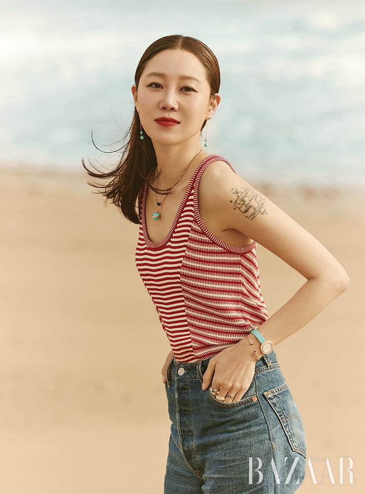 18K 핑크 골드 체인에 터쿼이즈가 세팅된 ‘포제션’ 이어링, 라피스라줄리와 터쿼이즈를 장식한 2개의 ‘포제션 펜던트’ 네크리스, 11개의 다이몬드로 장식된 인덱스가 돋보이는 ‘포제션’ 워치, 양 끝에 라피스라줄리가 세팅된 ‘포제션 오픈’ 뱅글, 검지에 착용한 터쿼이즈와 다이아몬드가 세팅된 2개의 ‘포제션 오픈’ 링, 중지에 착용한 74개의 다이아몬드가 장식된 ‘포제션’ 링은 모두 Piaget. 슬리브리스 톱은 Chole by BOONTHESHOP. 팬츠는 스타일리스트 소장품.