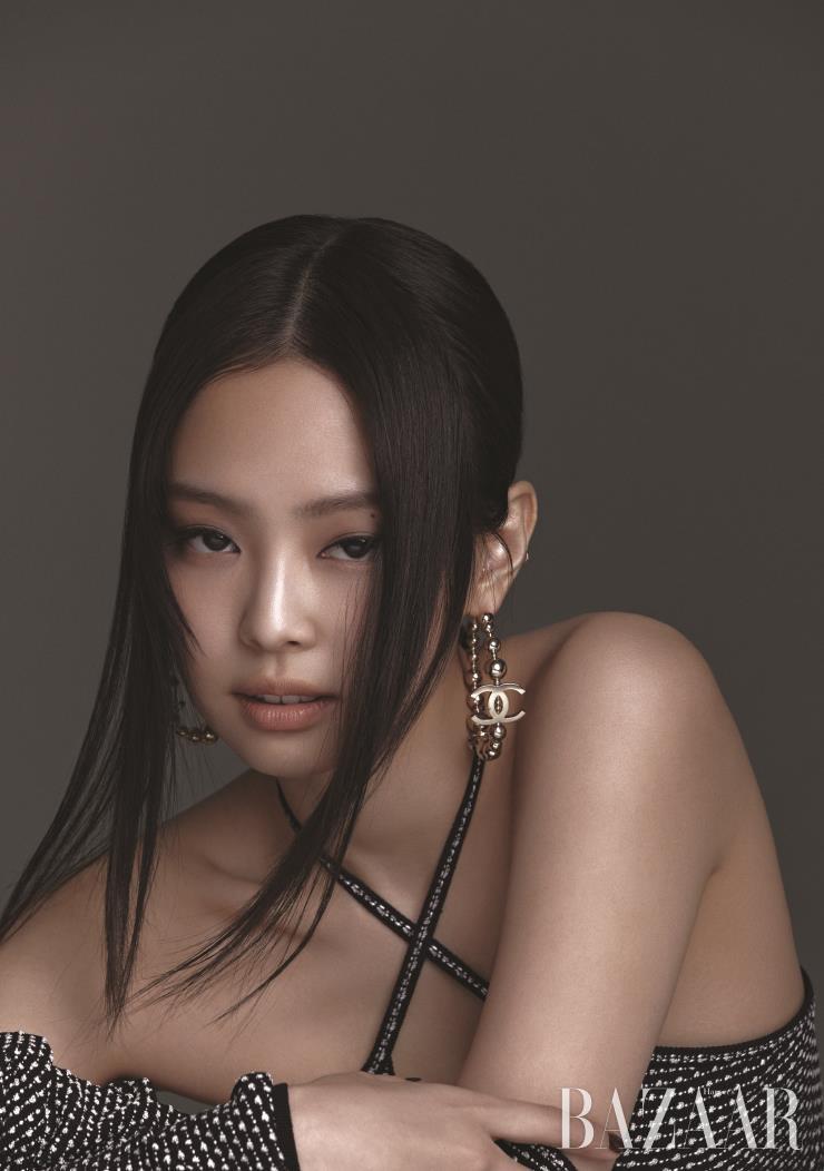 보디수트, 귀고리는 Chanel.