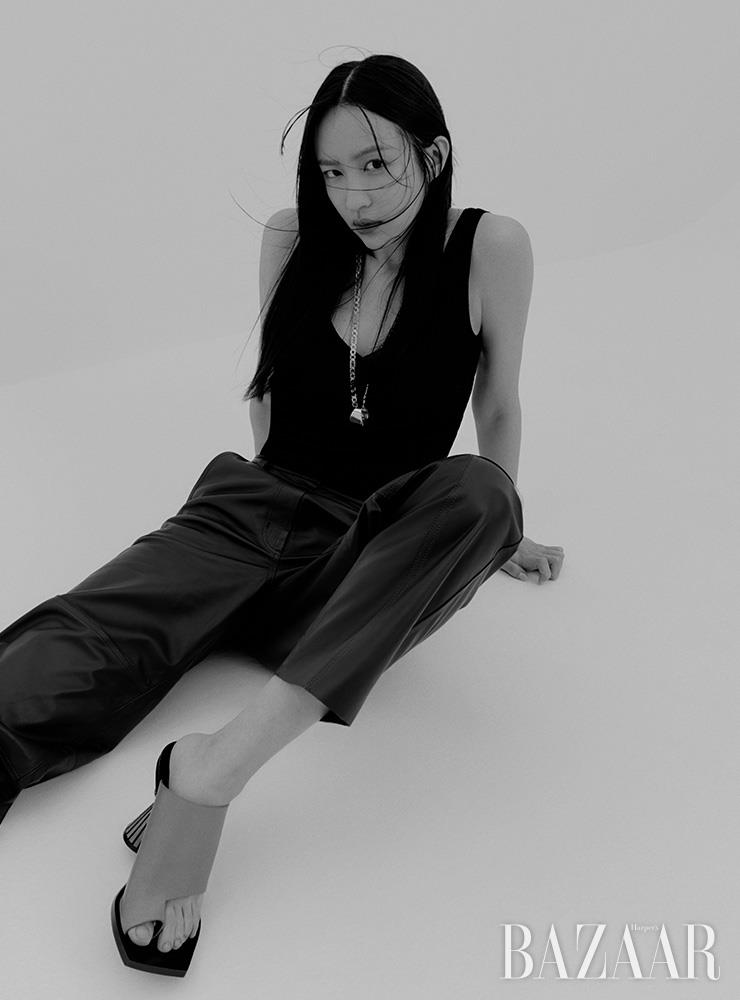 슬리브리스 톱은 Zara. 가죽 팬츠는 Cos. 목걸이는 Fendi. 뮬은 Givenchy.