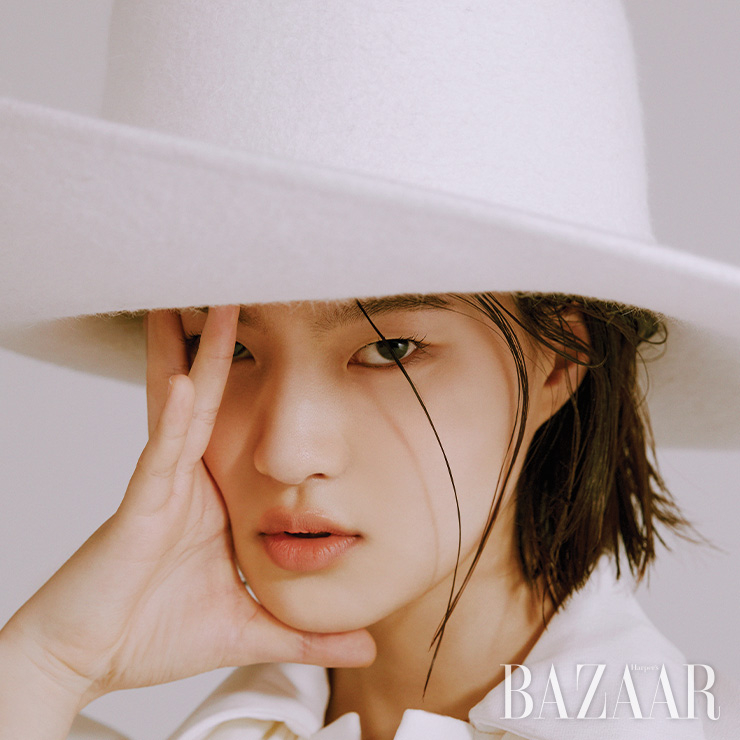 모자는 2백50만원 Nina Ricci by Hanstyle.com. 드레스는 Louis Vuitton.