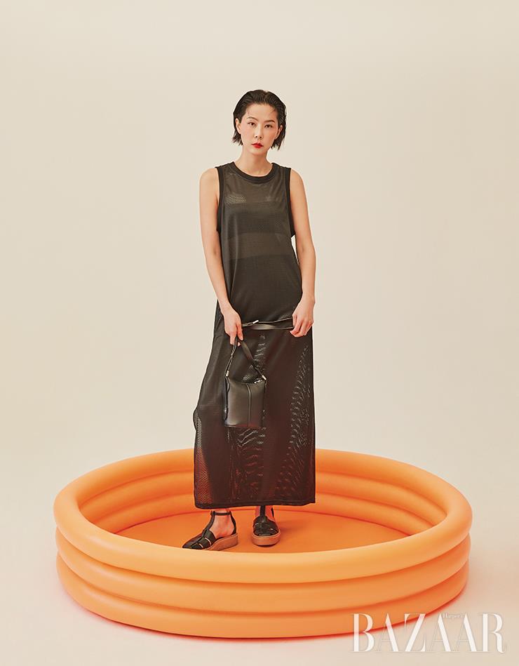 저지 드레스는 98만원, 이너로 입은 언더웨어 톱, 쇼츠, 숄더백, 플랫 샌들은 가격 미정 MaxMara.