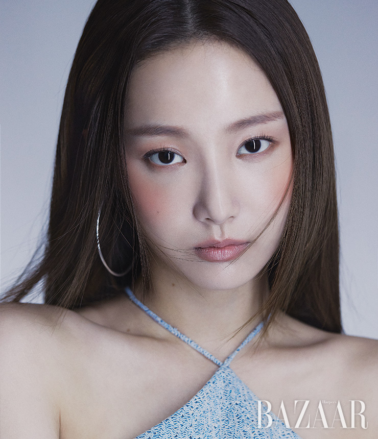 드레스는 Ych. 귀고리는 스타일리스트 소장품.