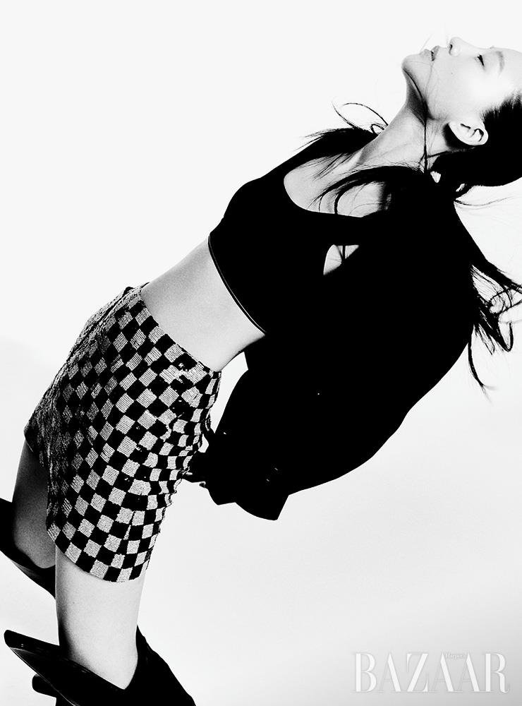 크롭트 재킷은 Celine. 브라 톱은 6만3천원 Heron Preston for Calvin Klein. 시퀸 장식 체커보드 미니스커트는 Chanel. 롱 부츠는 Rick Owens.