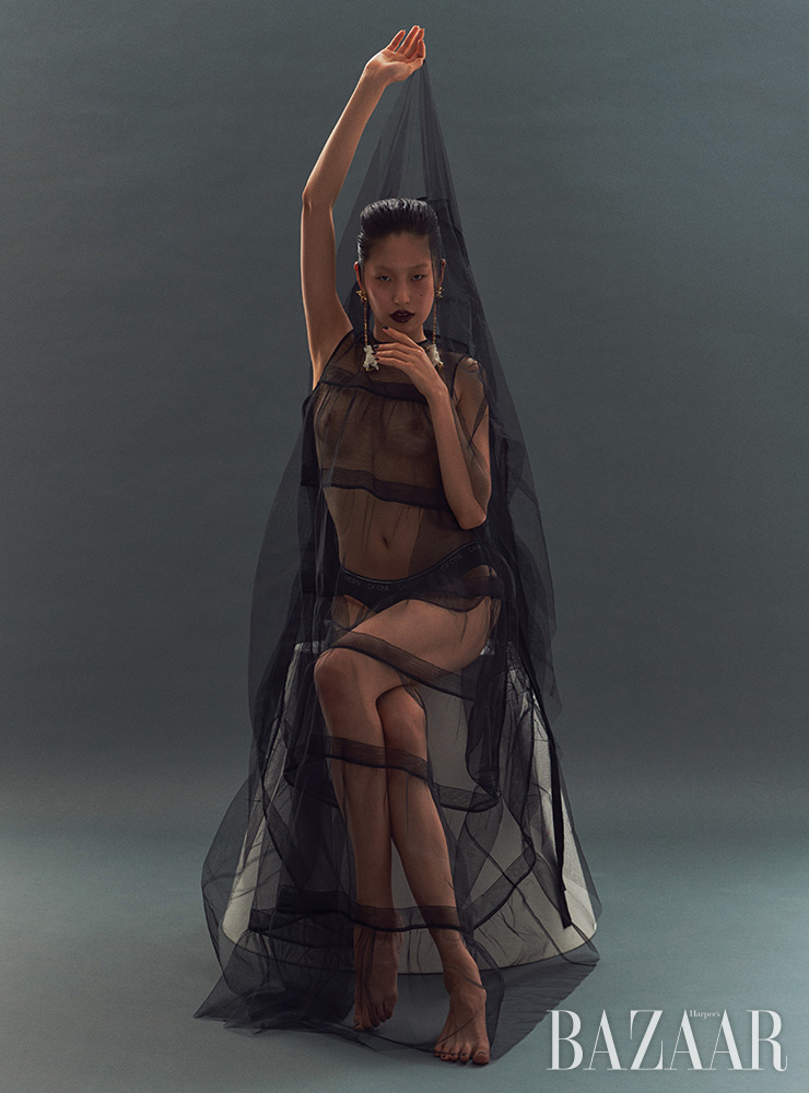 튤 드레스는 N°21 by hanstyle.com. 브리프는 3만5천원 Calvin Klein Underwear. 귀고리는 Valentino Garavani.