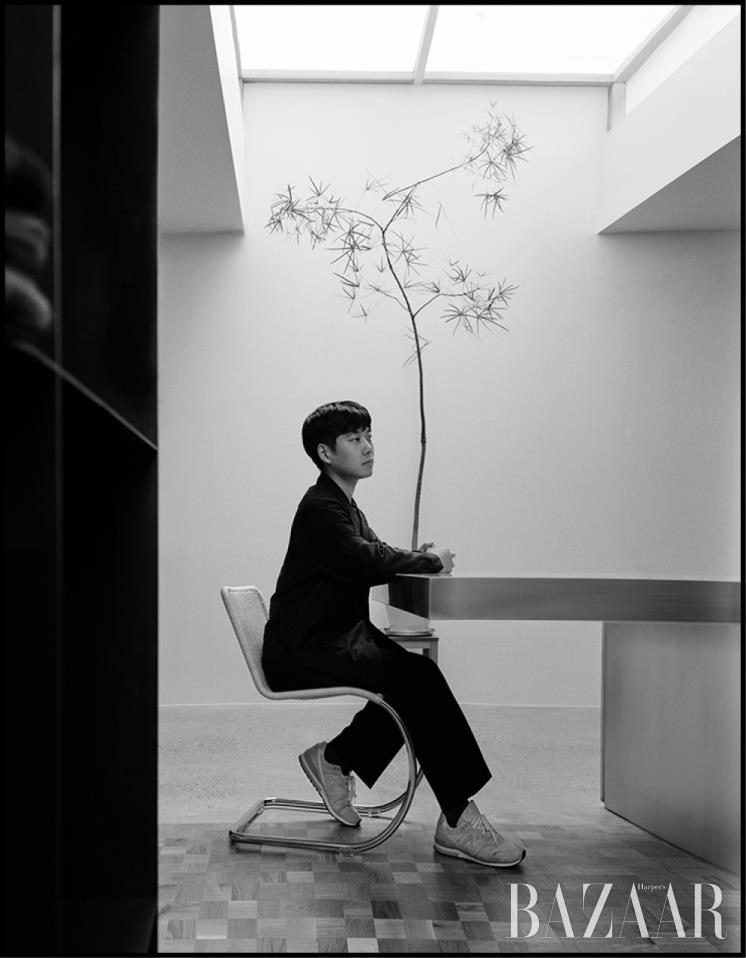 새로운 플래그십 스토어에서 만난 디자이너 조성민.