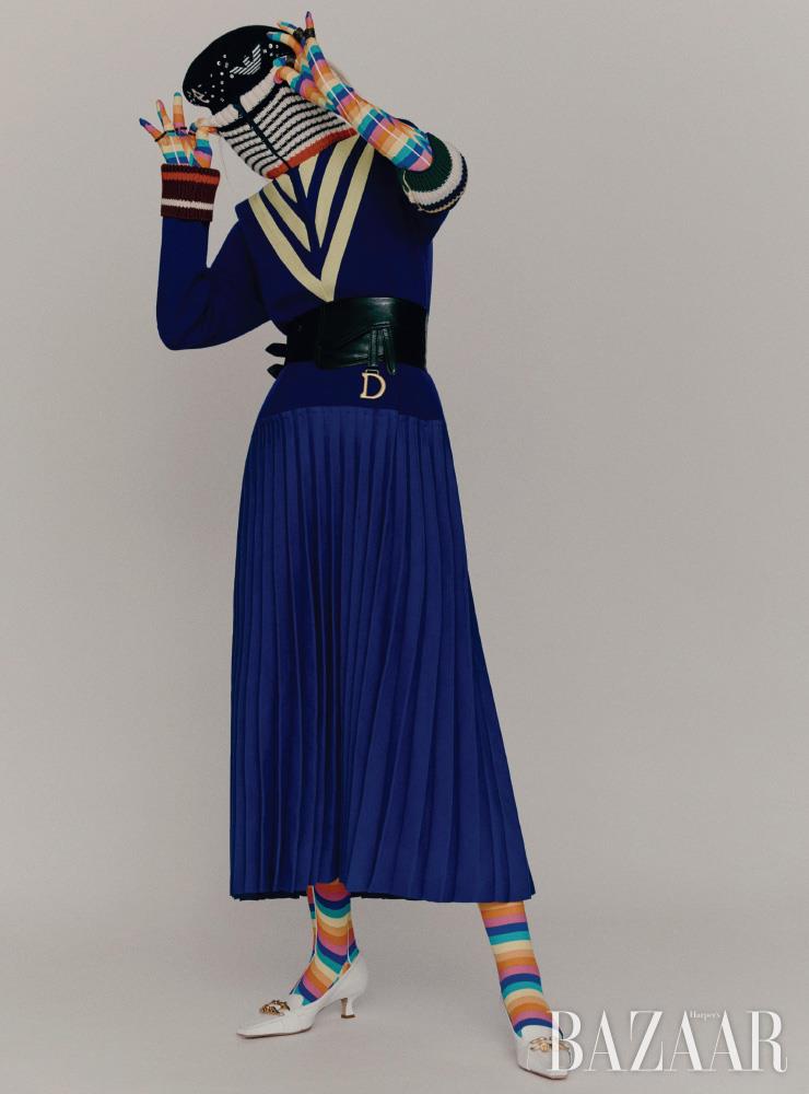 원피스는 Lacoste Fashionshow Collection. 보디수트는 0 Moncler Richard Quinn. 베레는 Emporio Armani. 벨트는 Dior, 양손에 착용한 반지들은 모두 Louis Vuitton. 로퍼는 1백20만5천원 Bottega Veneta.