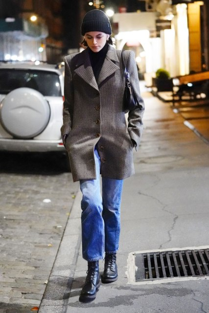 데님에 캐주얼하게 매치한 카이아 거버 