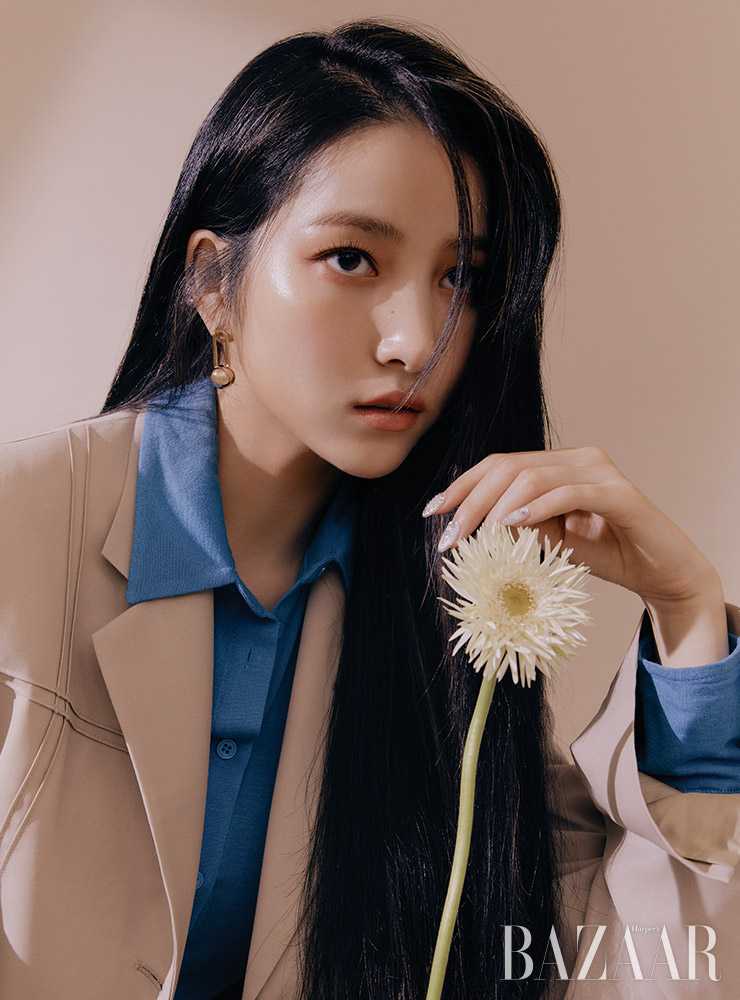 소원이 입은 셔츠, 재킷은 Moonsun. 귀고리는 ITS!.