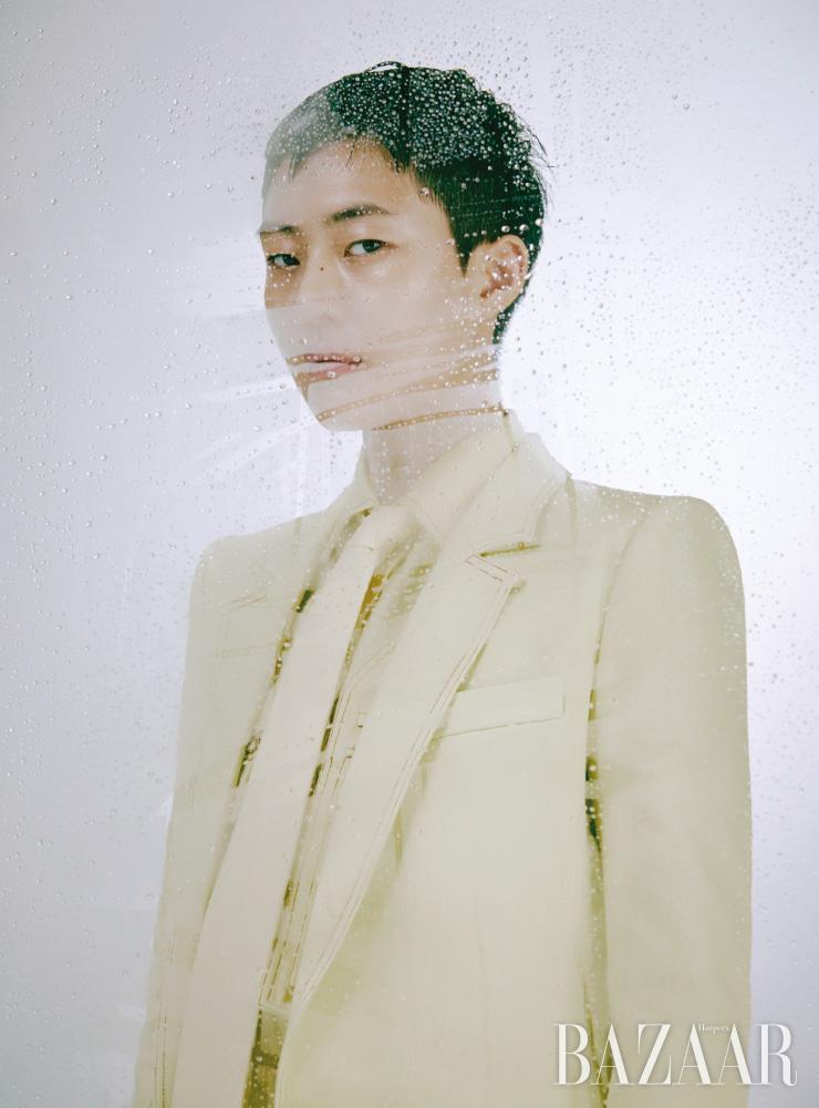재킷, 포켓 셔츠, 넥타이는 모두 MaxMara.
