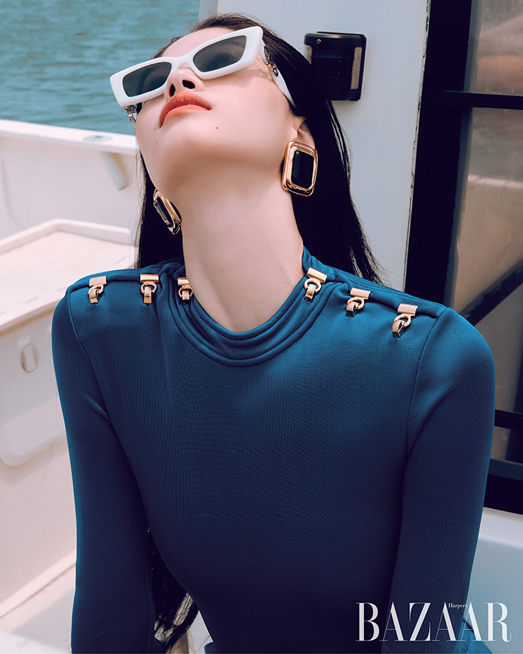 저지 톱, 팬츠, 귀고리, 벨트는 모두 Saint Laurent by Anthony Vaccarello. 선글라스는 32만원대 Gentle Monster.