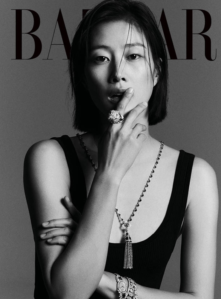 다이아몬드와 라피스라줄리가 장식된 ‘폼폰’ 목걸이, ‘제라드 부쉐론’의 애완 고양이 ‘블라디미르’ 모티프의 ‘블라디미르 II’ 반지는 모두 Boucheron. 블루 사파이어가 돋보이는 ‘트레저 하이주얼리’ 시계는 Piaget. 아르코 시대에서 영감을 받은 ‘데코 뉴욕’ 팔찌는 Stephen Webster. 니트 드레스는 63만원대 Christopher Esber by Net-A-Porter.