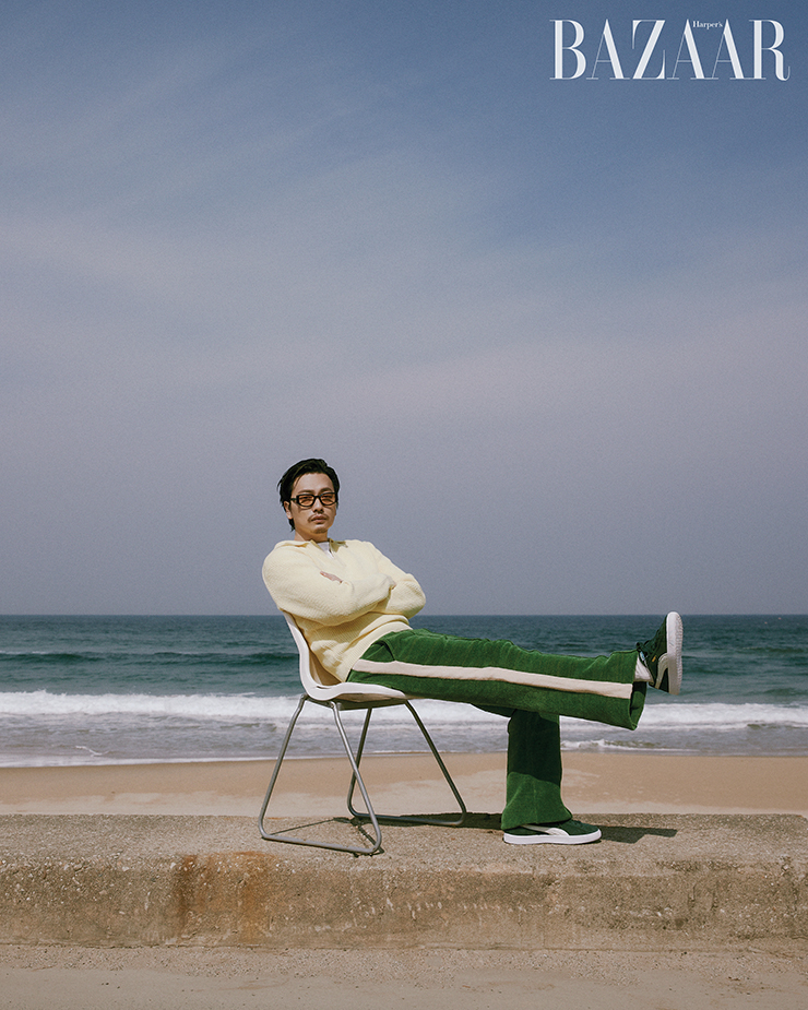 ‘스웨이드 빈티지’ 스니커즈는 11만9천원 PUMA. 폴로 셔츠는 Recto. 팬츠는 Marni by G.street 494 homme. 선글라스는 Lash. 양말은 스타일리스트 소장품.