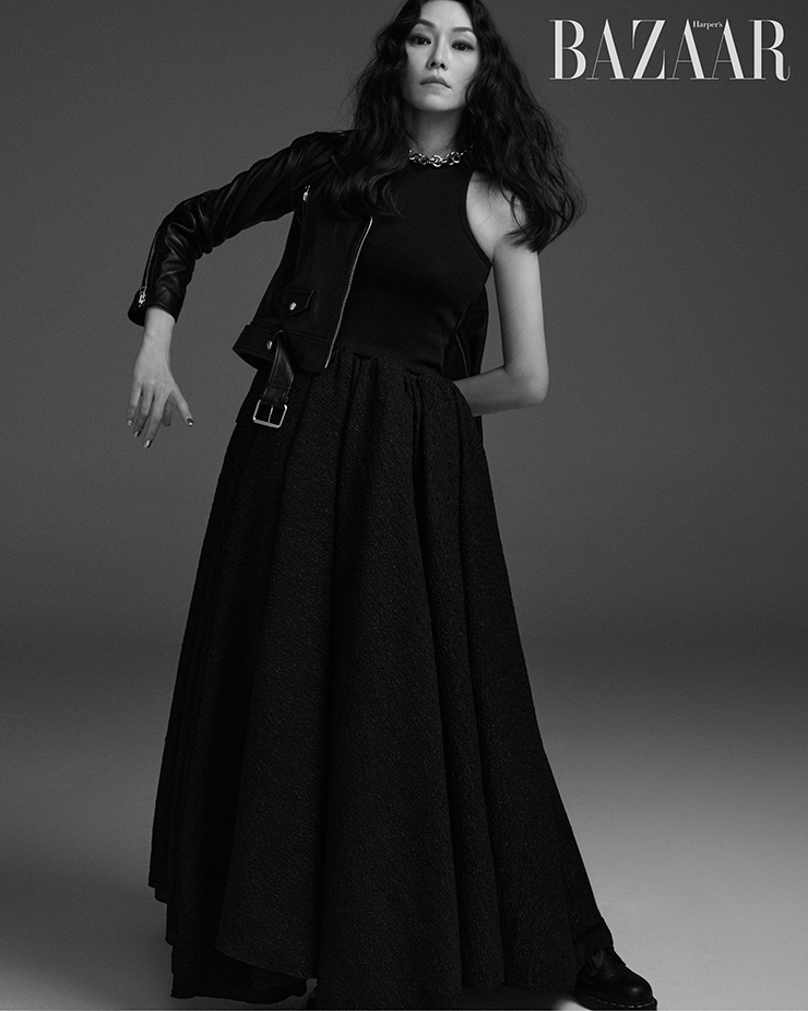 가죽 재킷은 Acne Studios. 드레스는 Rokh. 체인 목걸이는 Portrait Report. 부츠는 Dr. Martens.