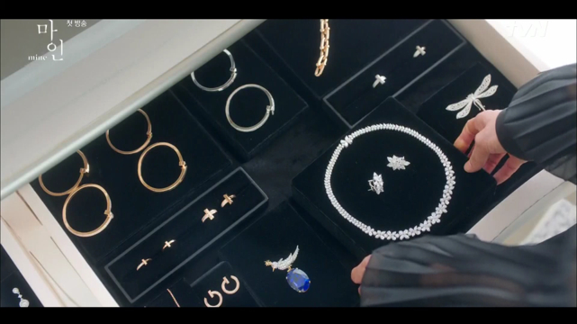 다이아몬드 세팅의 이어링과 네크리스는 Tiffany & Co.