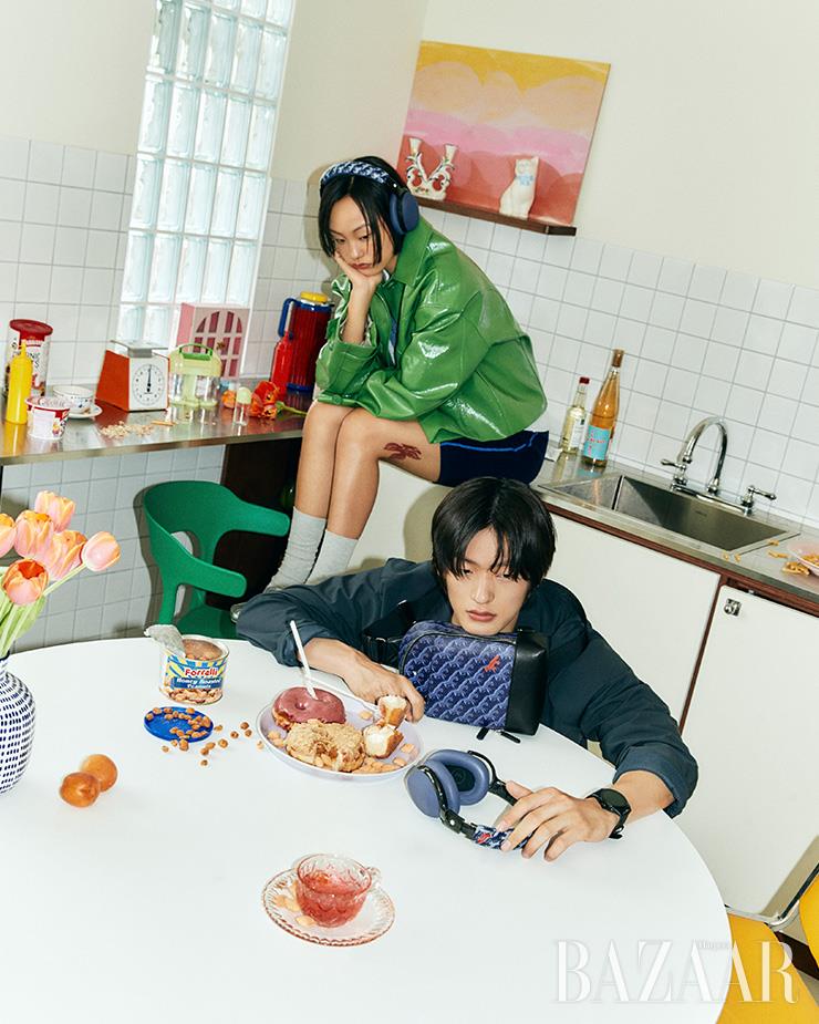 여우 로고가 돋보이는 프린트 레더 해드 밴드가 더해진 MB 01 스마트 헤드폰과 스포티한 감각이 돋보이는 캐주얼한 슬링백은 몽블랑x메종 키츠네 컬렉션.