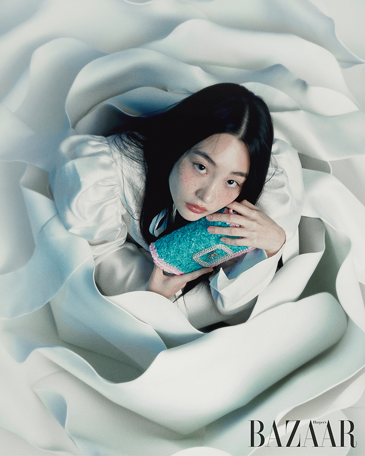 오간자 소재의 ‘비브 쇼크 주얼’ 미니 백은 Roger Vivier. 드레스는 Minju Kim.