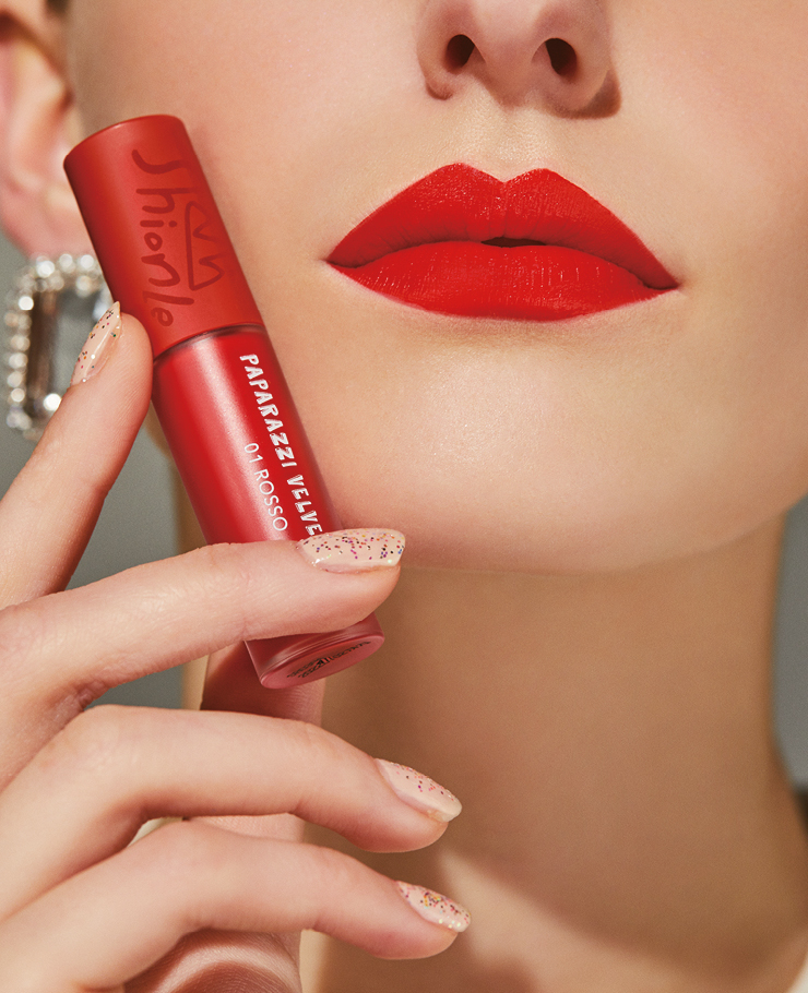 쨍한 장미 레드 컬러의 파파라치 벨벳 틴트 #01 로소를 발라 붉은 벨벳처럼 고급스러운 입술을 연출했다.