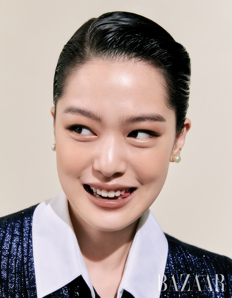 라 파우자의 따스한 햇살을 연상시키는 ‘레 꺄트르 옹브르’ 747 메디테라닌으로 우아한 아이 메이크업을 완성했다. 내추럴 베이지 컬러인 ‘루쥬 코코 밤’ 914 내츄럴 참을 입술에 발라 조화를 이루게 했다.