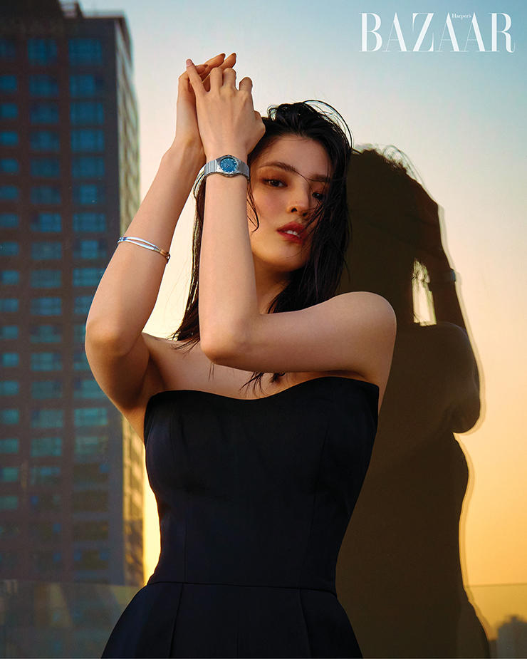 셀레스티얼 블루 다이얼에 18K 화이트 골드 소재의 인덱스와 아플리케 디테일의 ‘컨스텔레이션 쿼츠 28mm’ 워치, 18K 화이트 골드 소재의 ‘레이디매틱’ 브레이슬릿은 Omega. 튜브톱 점프수트는 Pinkong.