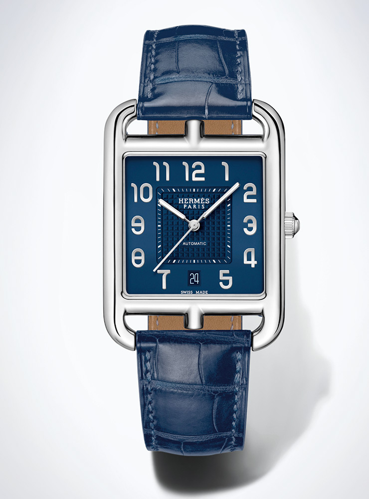 블루 페이스와 스트랩이 돋보이는 ‘케이프 코드’ 시계는 가격 미정 Hermès.