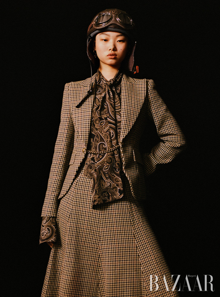 체인 잠금 장식 재킷, 블라우스, 스커트는 모두 Michael Kors Collection. 앤티크 골드 귀고리는 Mulberry. 고글 장식 모자는 에디터 소장품.