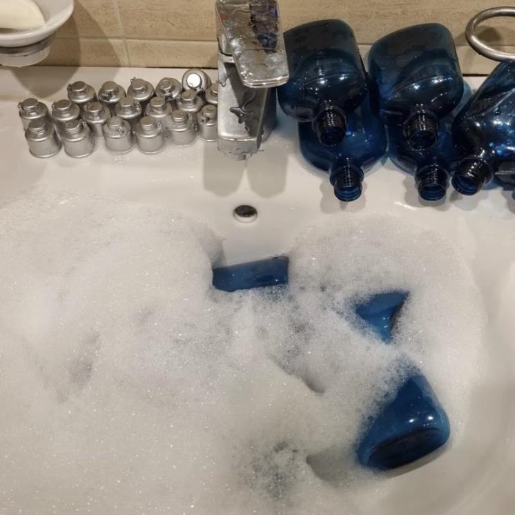 재사용을 위해 플라스틱 공병을 깨끗하게 씻는다.