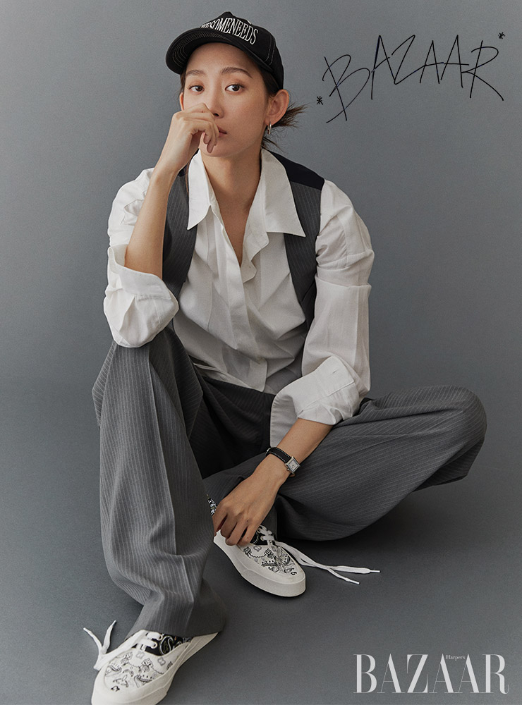 셔츠는 Lee Y. Lee Y. 스트라이프 베스트, 팬츠는 Moon Choi. 볼캡은 Awesome Needs. 귀고리는 Rita Monica. 시계는 Ferragamo Timepieces by Gallery O’clock. 스니커즈는 Maiso Kitsune by Beaker. 