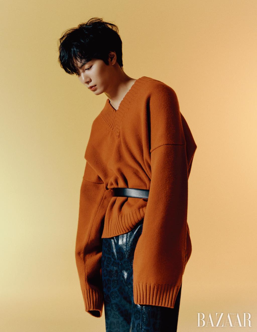 니트는 Raey by matchesfashion.com. 팬츠는 Navy by Beyond Closet. 벨트는 Prada.