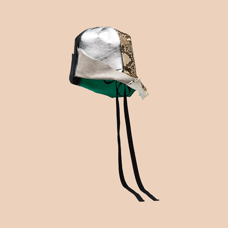 패치워크 디자인의 버킷 해트는 Prada. 