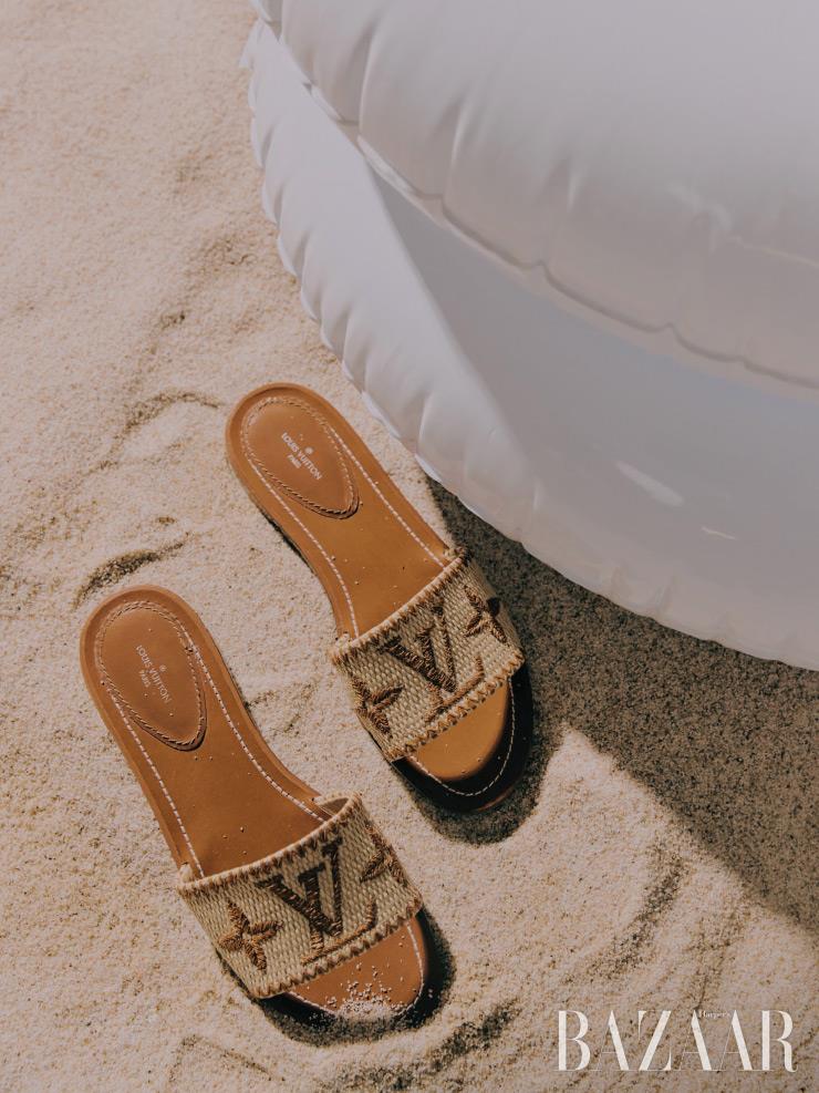 슬라이드는 Louis Vuitton.