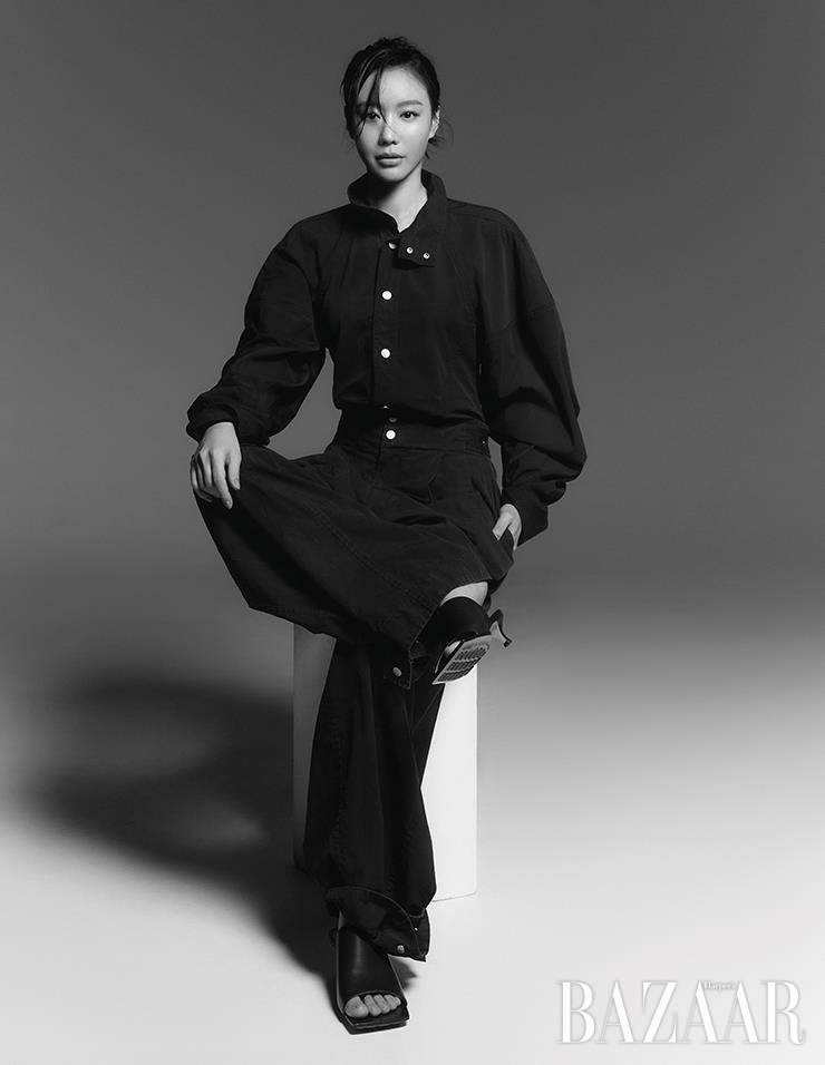 셔츠, 팬츠, 뮬은 모두 Bottega Veneta.