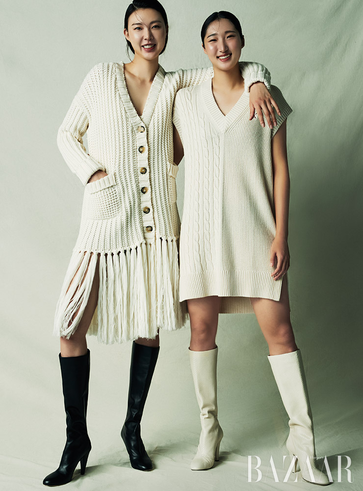양효진의 니트 카디건은 Blumarine. 부츠는 Fendi. 정지윤의 니트 드레스는 Calvin Klein. 부츠는 Fendi.
