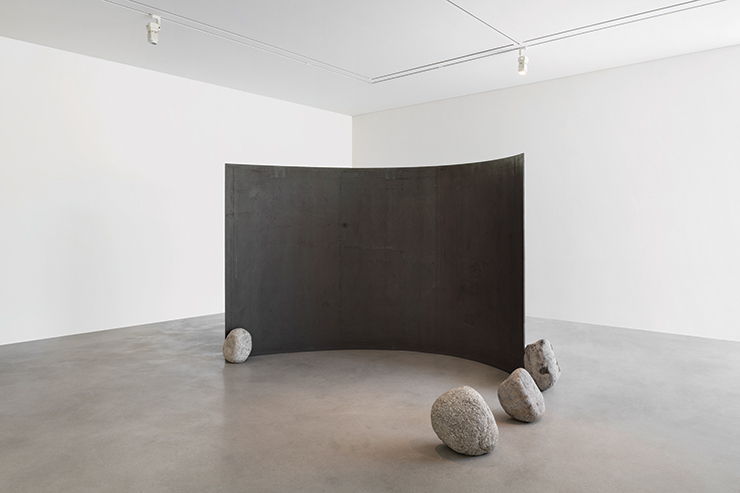 <Relatum - a Corner>, 1981/2019, 국제갤러리 1관(K1) 이우환 개인전 «Lee Ufan» 설치전경. © Ufan Lee / ADAGP, Paris - SACK, Seoul, 2023