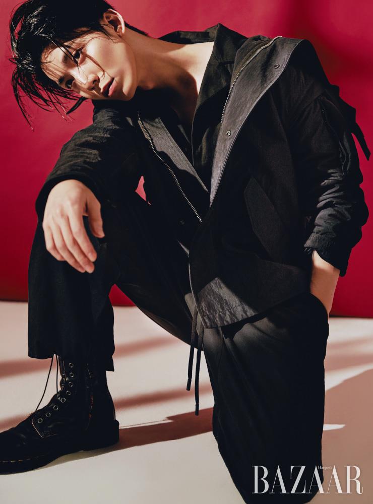 휘영이 입은 점프수트, 아노락 점퍼는 모두 Bottega Veneta. 워커는 Dr.Martens.