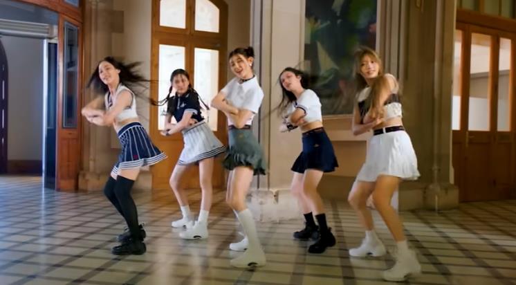 ADOR 웹사이트, MV <HYPE BOY> 캡쳐