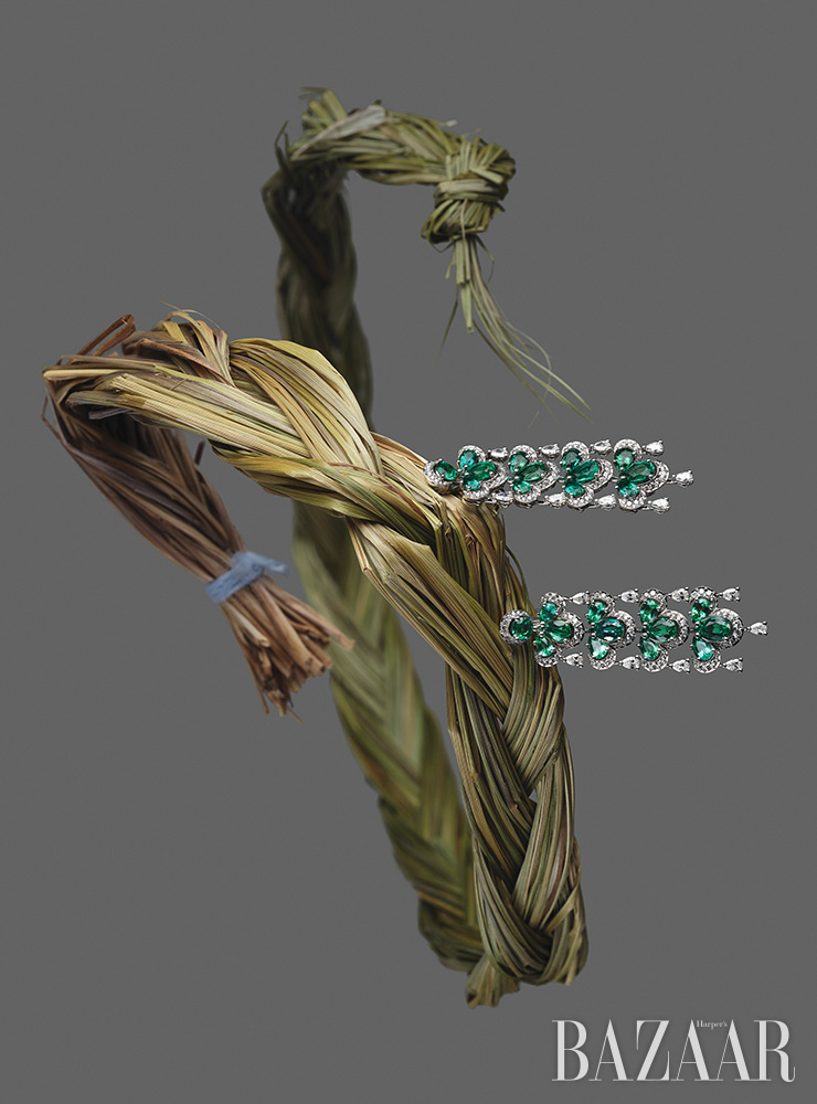 에메랄드와 다이아몬드가 세팅된 귀고리는 Chopard. 땋은 모양의 스위트그라스 스머지 스틱은 에디터 소장품.