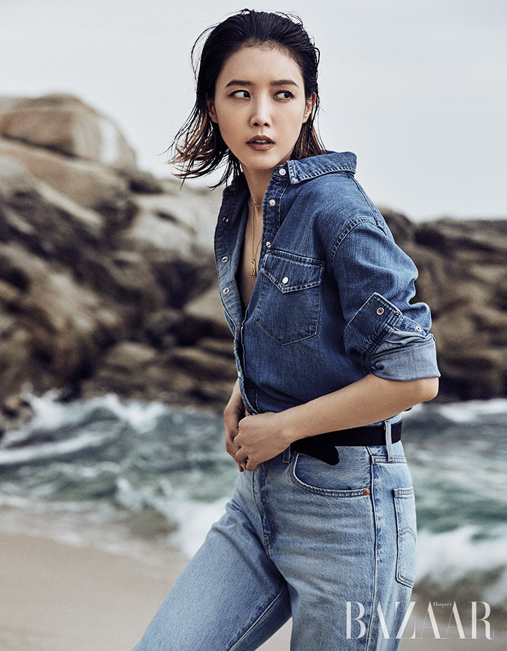 데님 셔츠는 7만원대, 데님 팬츠는 12만원대 Levi’s. 비즈 목걸이는 8만원대, 골드 참 목걸이는 9만원대 Ilyand. 벨트는 Saint Laurent by Anthony Vaccarello.