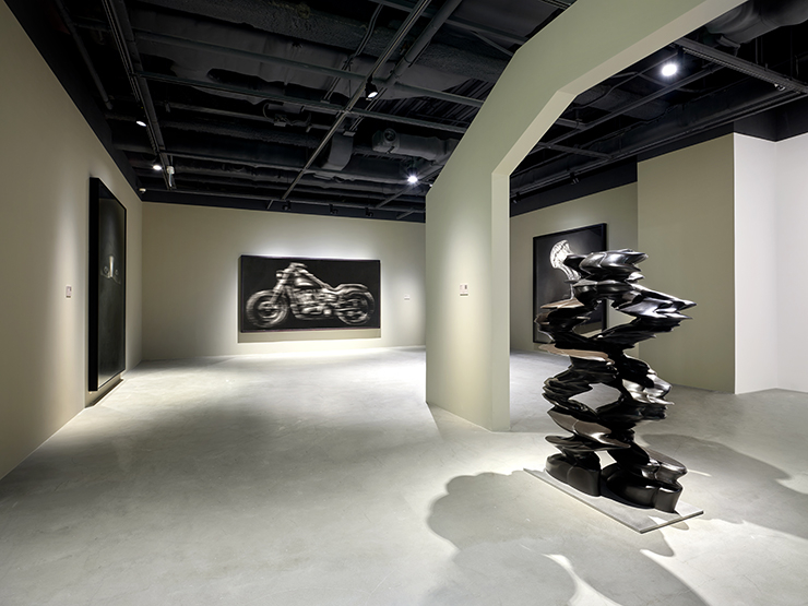 <무제(할리 데이비드슨) Untitled (Harley Davidson)>, 2018, Charcoal on mounted paper. <달리는 사람 Runner>, 2014(2017년 재제 작), Bronze.