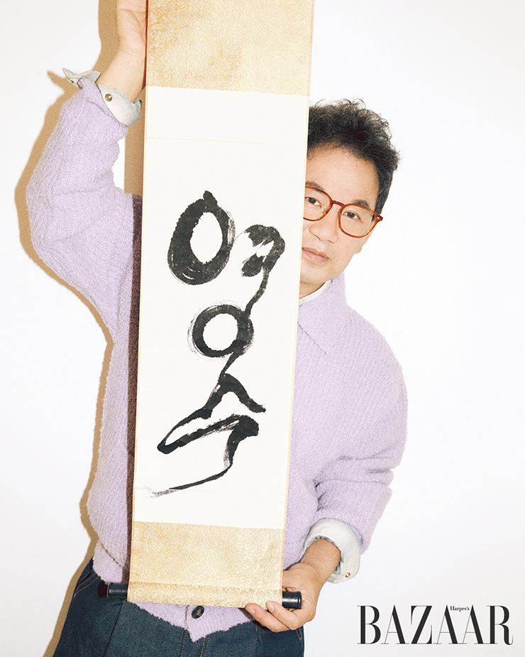  체크 셔츠는 From Arles. 카디건, 팬츠는 Citybreeze. 스니커즈는 Adidas Originals. 안경은 스타일리스트 소장품.