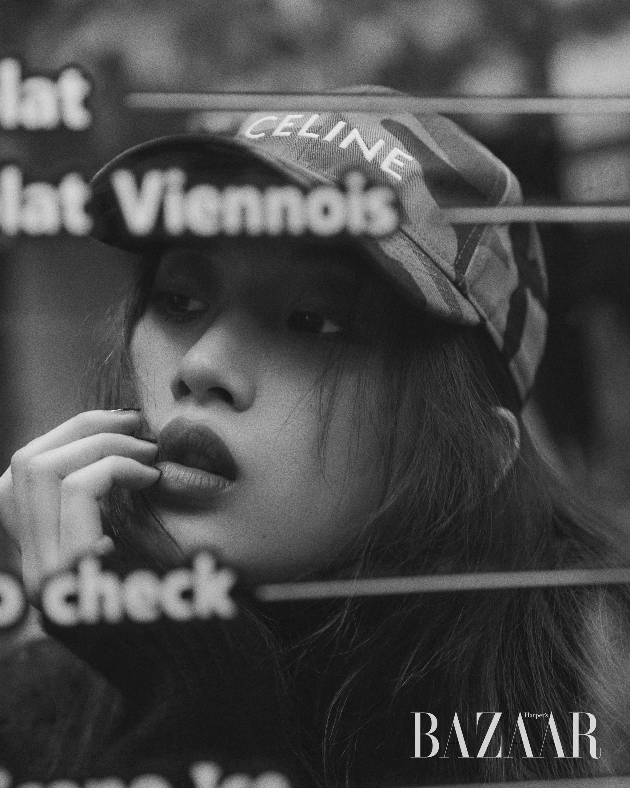 터틀넥 톱과 카무플라주 패턴 볼캡은 모두 Celine. 