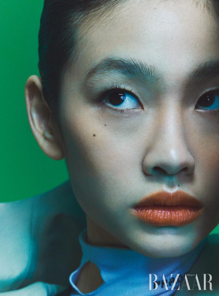 롱 코트, 리-나일론 드레스, 이너 톱, 로고 이어커프는 모두 Prada.