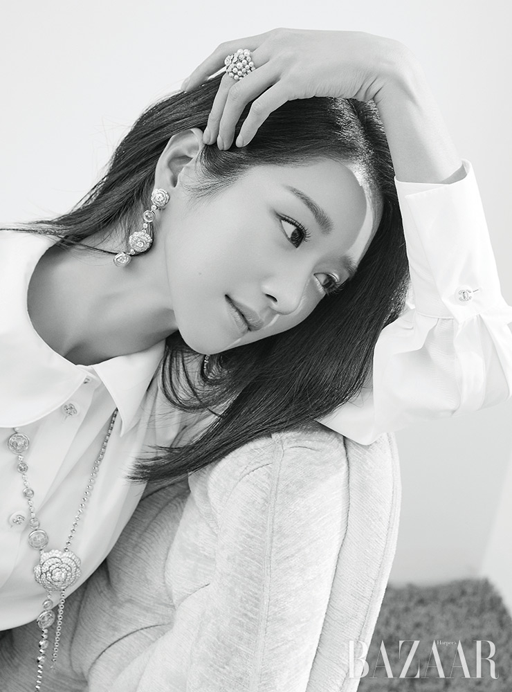 라운드컷 화이트 다이아몬드와 카보숑컷 화이트 락 크리스털이 조화를 이룬 귀고리, 동백꽃 모티프의 브로치를 탈부착할 수 있는 목걸이는 모두 ‘1.5 까멜리아 5 알뤼르 컬렉션’ Chanel High Jewelry. 