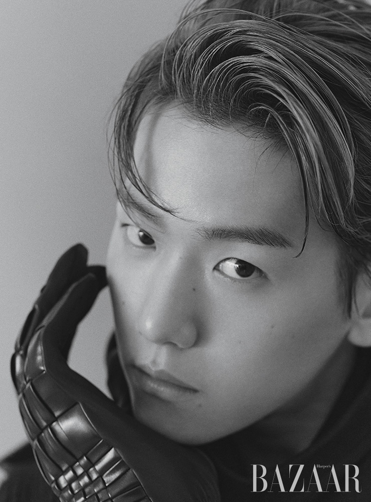 베스트 디테일 아우터, 체크 패턴 셔츠, 스누드, 가죽 장갑은 모두 Burberry.