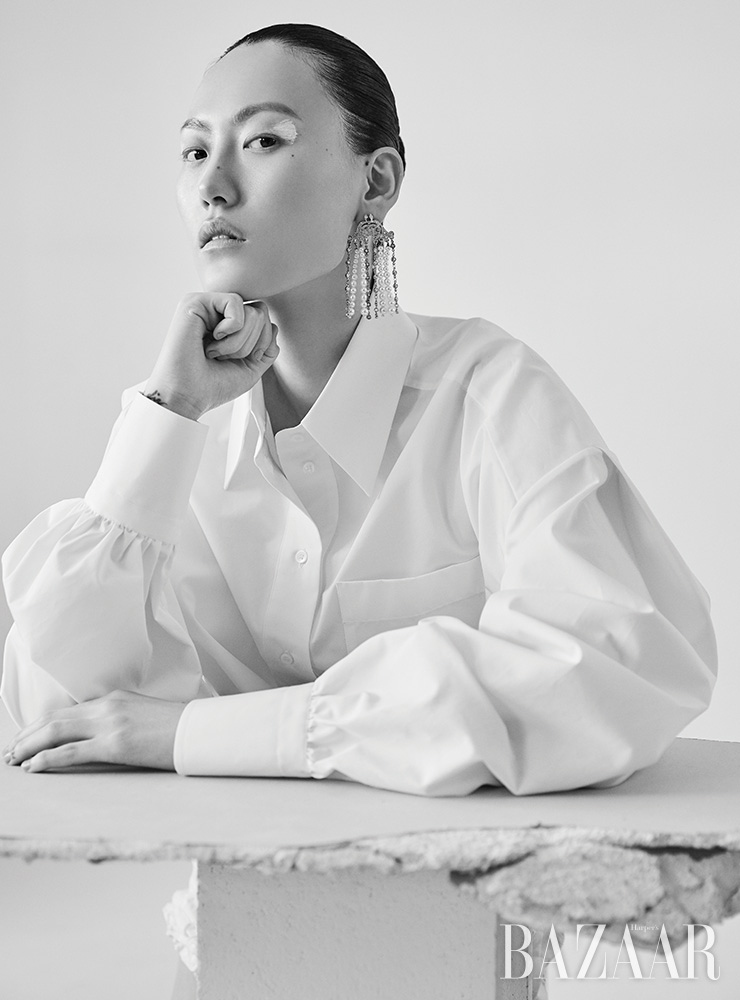 셔츠는 Valentino. 진주 장식 귀고리는 Chanel.
