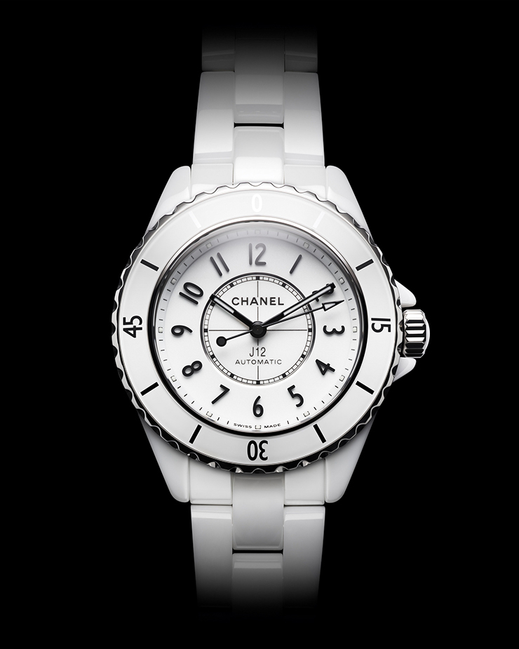 셀프와인딩 칼리버를 탑재한 샤넬 J12 칼리버 12.2 워치.