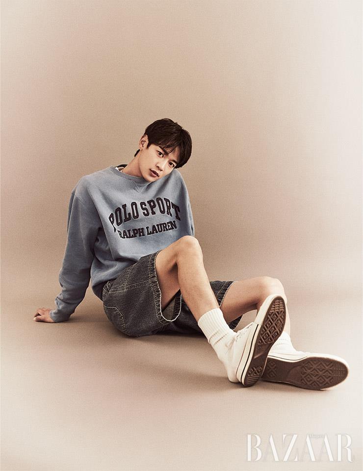 스웨트셔츠는 Polo Ralph Lauren by Soobaak Vintage. 이너 티셔츠는 Cos. 데님 쇼츠는 Beaker. 스니커즈는 Converse. 양말은 스타일리스트 소장품.