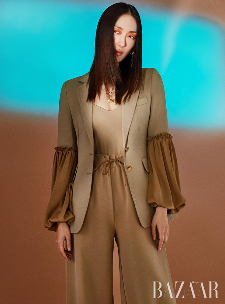 재킷은 2백48만원, 슬리브리스 톱은 58만원, 팬츠는 1백8만원 모두 Max Mara. 귀고리, 목걸이는 각각 40만원대 Mulberry.