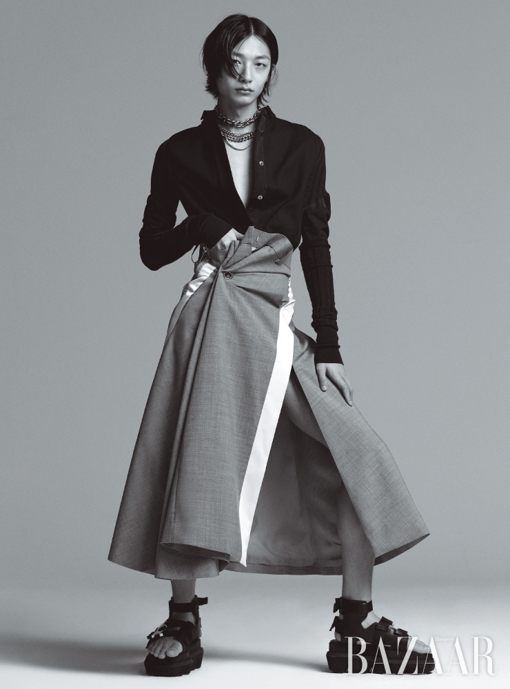 톱, 스커트, 초커, 체인 목걸이, 플랫폼 샌들은 모두 Sacai.