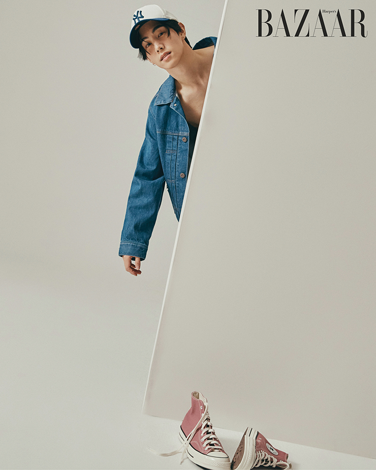 재킷, 팬츠는 Levi’s Red. 스니커즈는 Converse. 볼 캡은 스타일리스트 소장품.